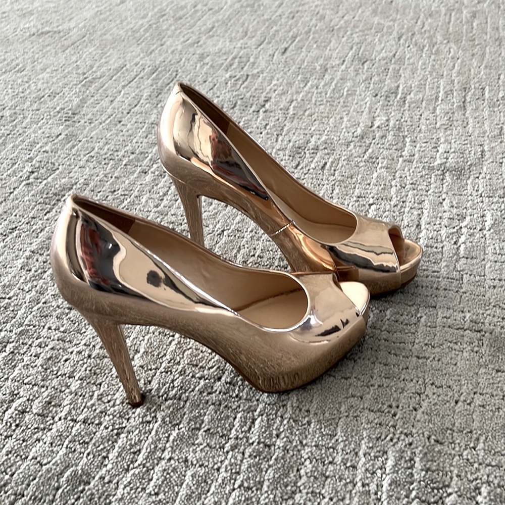 Guess gold pumps. Never worn. Brand new